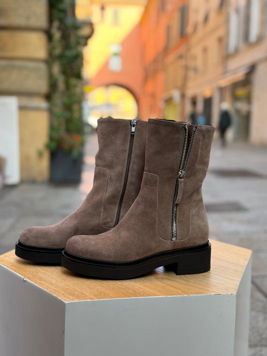 Stivaletto camoscio taupe
