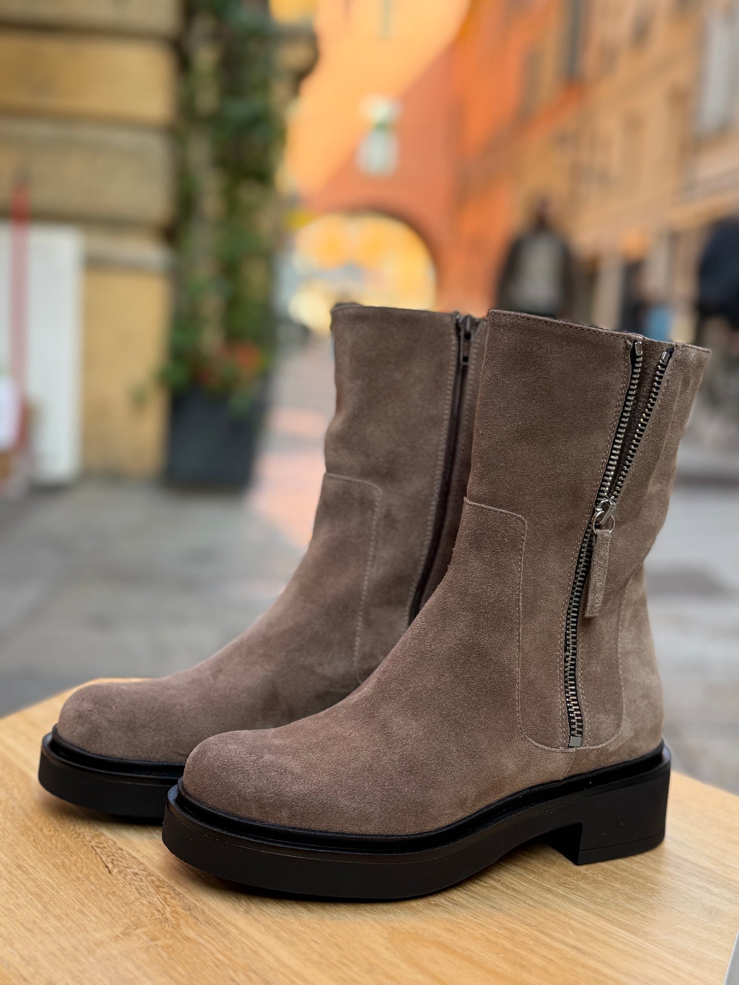 Stivaletto camoscio taupe