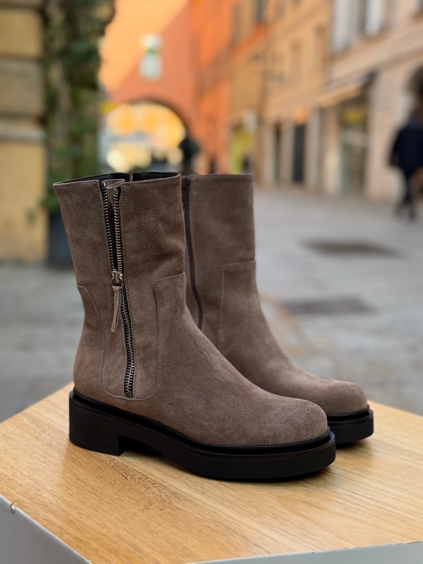 Stivaletto camoscio taupe