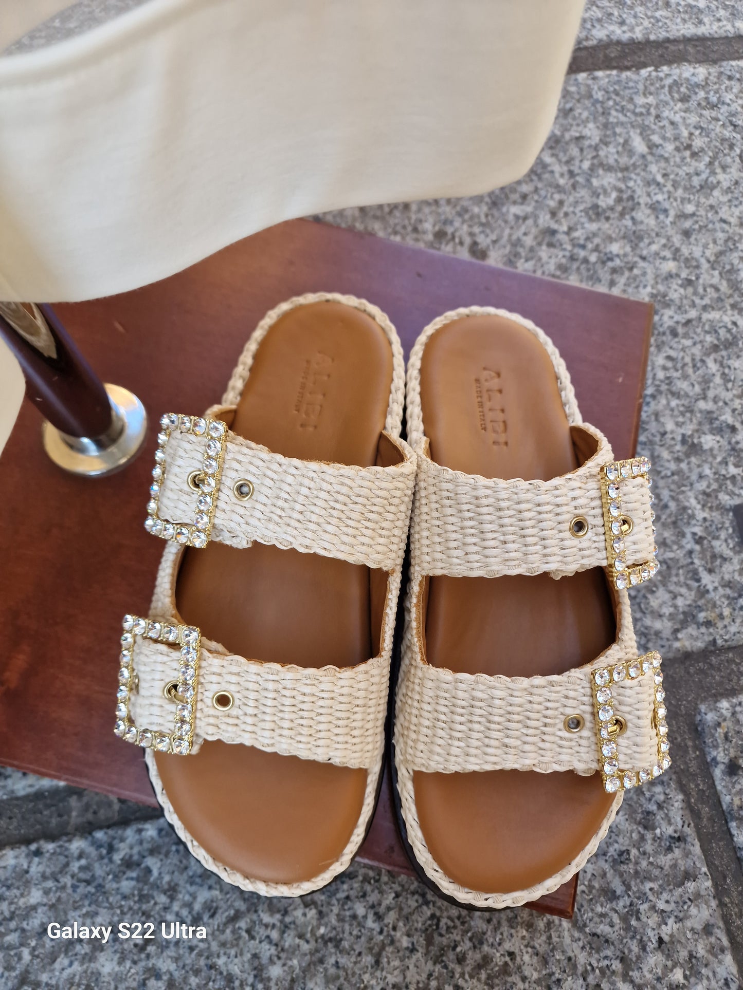 Sandali in pelle e Rafia