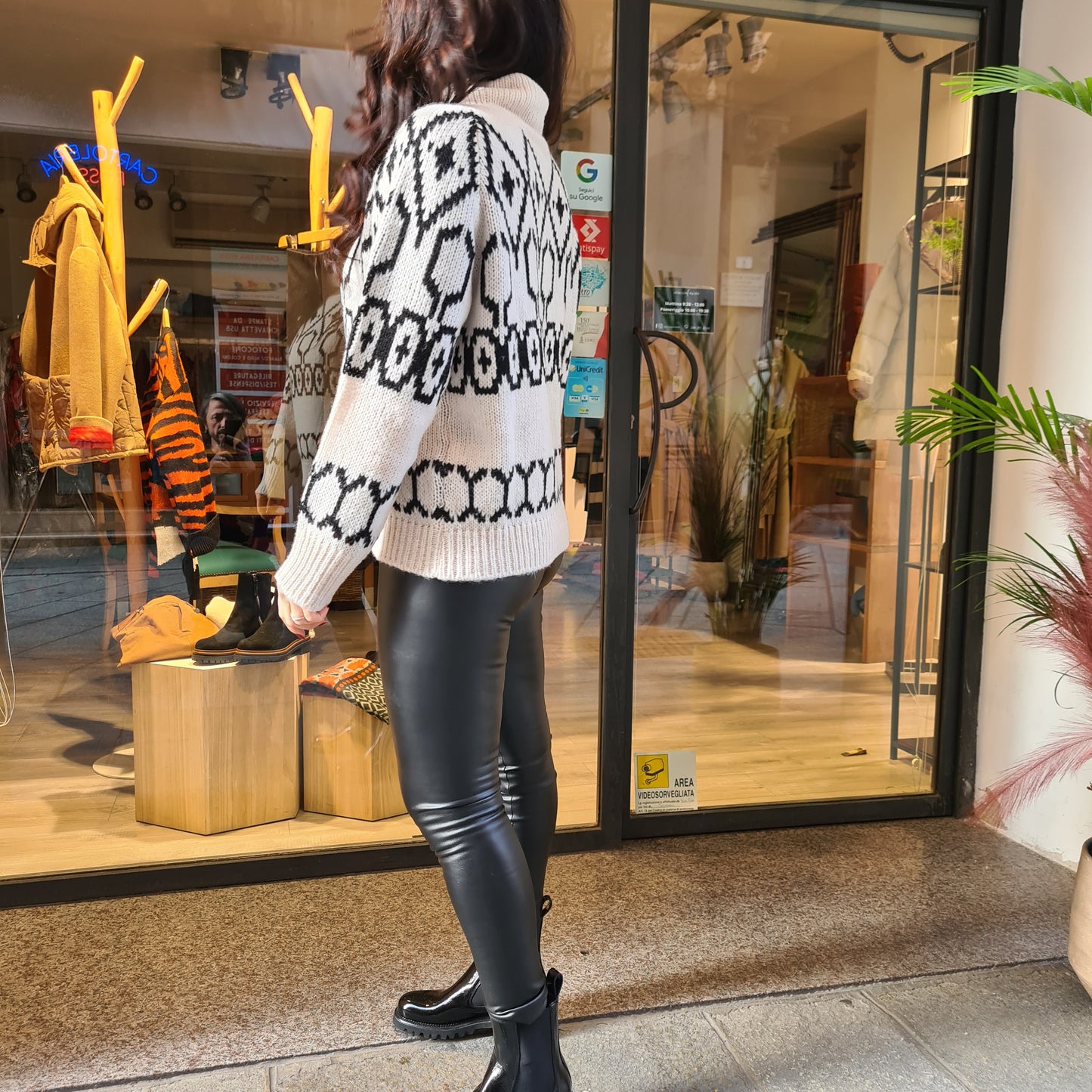 Maglia con collo a cratere